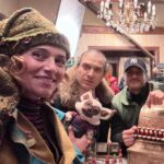 Anna Foglietta Instagram - Su Amazon Prime c’è Elf Me e in tanti lo state vedendo. È un film caldo, nonostante mostri il freddo delle montagne innevate. È dolcissimo, nonostante rappresenti anche la malvagità dell’avidità. Mettetevi comodi sul divano, con plaid e cioccolata, e fatevi trasportare nel magico mondo degli elfi pasticcioni e dei balocchi artigianali. Troverete tanti riferimenti al cinema degli anni ‘80 e sarà divertente scoprirlo. . . . Qui trovate una serie di foto di backstage che ho voluto condividere con voi per mostrarvi la divertente ricerca di questo buffo e irresistibile personaggio, Ivana, una mamma che cerca di fare tutto il possibile per rendere felice suo figlio, soprattutto in occasione del Natale, e che fa i conti con la fallibilità del suo ruolo genitoriale, senza mai rinunciare al sogno e alla magia dell’esistere. . . . #elfme @amazonprime @luckyred @goonfilms.co @younutsprod