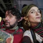 Anna Foglietta Instagram - Su Amazon Prime c’è Elf Me e in tanti lo state vedendo. È un film caldo, nonostante mostri il freddo delle montagne innevate. È dolcissimo, nonostante rappresenti anche la malvagità dell’avidità. Mettetevi comodi sul divano, con plaid e cioccolata, e fatevi trasportare nel magico mondo degli elfi pasticcioni e dei balocchi artigianali. Troverete tanti riferimenti al cinema degli anni ‘80 e sarà divertente scoprirlo. . . . Qui trovate una serie di foto di backstage che ho voluto condividere con voi per mostrarvi la divertente ricerca di questo buffo e irresistibile personaggio, Ivana, una mamma che cerca di fare tutto il possibile per rendere felice suo figlio, soprattutto in occasione del Natale, e che fa i conti con la fallibilità del suo ruolo genitoriale, senza mai rinunciare al sogno e alla magia dell’esistere. . . . #elfme @amazonprime @luckyred @goonfilms.co @younutsprod