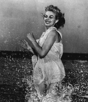 Anna Foglietta Instagram - Eravamo sedute vicine ad una sfilata e lei guardando le indossatrici mi ha detto con la sua voce inconfondibile, dal tono dolce a ritmo lento: 
“Che belle che sono queste donne..così misteriose..Cosa sarebbe la donna senza il mistero..”
Io sono stata solo capace di guardarla..
Rapita..avrebbe potuto recitarmi anche l’elenco della spesa ed io sarei stata comunque assorta ad ascoltarla.. 
Aveva davvero qualcosa di magico Sandra Milo, come se non appartenesse al tempo che viveva. Con gli occhi buoni e l’anima aperta. Ha lasciato un graffio su questa terra e lo ha fatto con dolcezza e amore. Spero tanto che ovunque sia stia bene e sia felice. 
.
.
.
@sandramiloreal #sandramilo