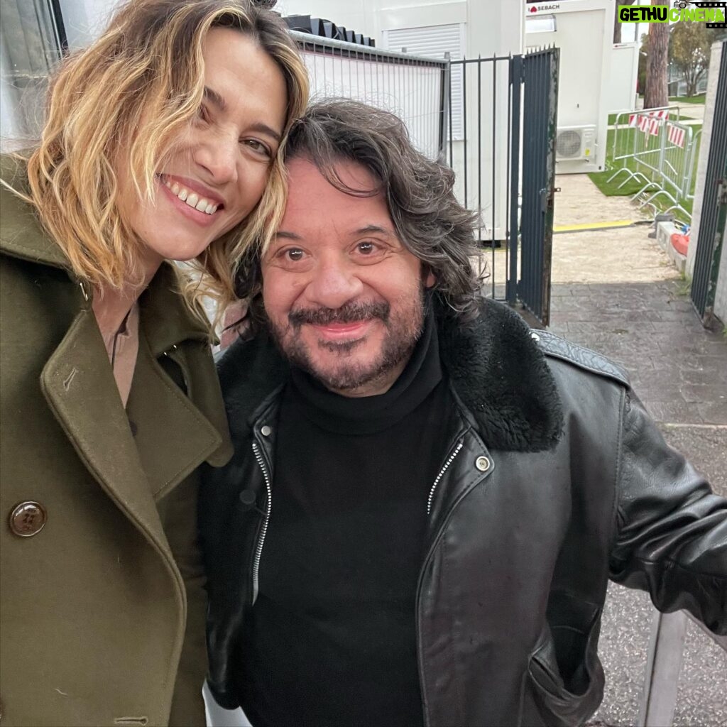 Anna Foglietta Instagram - Andare da @rosario_fiorello a @vivarai2off è sempre un piacere immenso. È in assoluto l’uomo più vulcanico e per bene che io conosca. Ama il talento e gli esseri umani e questo fa di lui l’artista prezioso che è. Non è semplicissimo essere reattivi ed energico già alle 5.45, eppure appena arrivi nella redazione coi suoi autori improvvisamente sembra mezzogiorno. Bravi tutti davvero 👏👏👏👏👏👏 Ieri super puntata con l’amico Lillo (@lillopetrolo) a cui voglio tanto tantissimo bene ❤️ . . . #vivarai2 ❤️