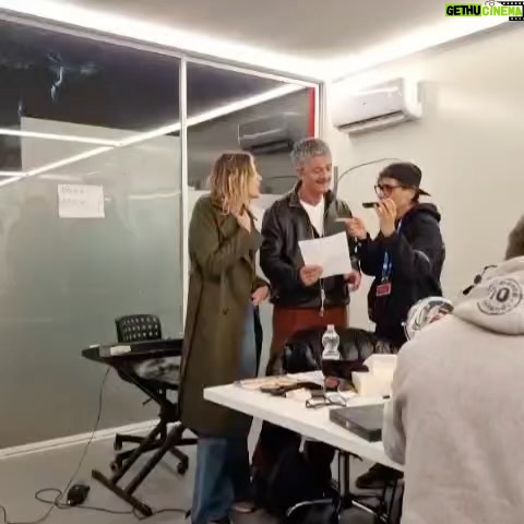 Anna Foglietta Instagram - Andare da @rosario_fiorello a @vivarai2off è sempre un piacere immenso. È in assoluto l’uomo più vulcanico e per bene che io conosca. Ama il talento e gli esseri umani e questo fa di lui l’artista prezioso che è. Non è semplicissimo essere reattivi ed energico già alle 5.45, eppure appena arrivi nella redazione coi suoi autori improvvisamente sembra mezzogiorno. Bravi tutti davvero 👏👏👏👏👏👏 Ieri super puntata con l’amico Lillo (@lillopetrolo) a cui voglio tanto tantissimo bene ❤️ . . . #vivarai2 ❤️