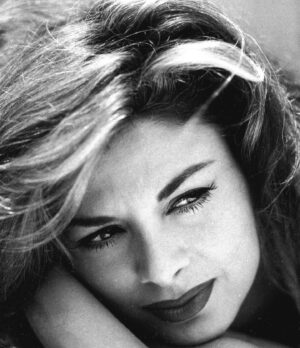 Anna Foglietta Instagram - Eravamo sedute vicine ad una sfilata e lei guardando le indossatrici mi ha detto con la sua voce inconfondibile, dal tono dolce a ritmo lento: 
“Che belle che sono queste donne..così misteriose..Cosa sarebbe la donna senza il mistero..”
Io sono stata solo capace di guardarla..
Rapita..avrebbe potuto recitarmi anche l’elenco della spesa ed io sarei stata comunque assorta ad ascoltarla.. 
Aveva davvero qualcosa di magico Sandra Milo, come se non appartenesse al tempo che viveva. Con gli occhi buoni e l’anima aperta. Ha lasciato un graffio su questa terra e lo ha fatto con dolcezza e amore. Spero tanto che ovunque sia stia bene e sia felice. 
.
.
.
@sandramiloreal #sandramilo