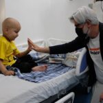 Anna Foglietta Instagram - Beit Jala, West Bank, Palestina. Il piccolo A. ha 4 anni e da quando è nato, a Hebron, ha conosciuto occupazione, guerra e vessazioni. Vive in un luogo dove la vita di un bambino non ha lo stesso valore riconosciuto in altri posti del mondo. Da sei mesi con la mamma è ricoverato nell’unico ospedale pubblico rimasto in Palestina per la cura del cancro infantile. Quello di Gaza è stato distrutto. A. ha una leucemia linfoblastica acuta. Lo stiamo curando. Il cancro non si ferma davanti alla guerra ma neppure noi ci fermiamo. Senza troppe parole, ho seguito una strada che mi ha portato da lui e dai 120 bambini in cura al Huda Al Masri Pediatric Cancer Department. Grazie a @foglietta.anna e a @everychildismychildets insieme a @gbisceglia e a @ongvis e al @thepcrf è nato un nuovo progetto di Soleterre in aiuto a bambini malati di cancro in Palestina. Farmaci, attività di supporto economico e sociale e l’inserimento di uno psico oncologo per portare le parole che mi mancano e che mi sono impedite da una logica a cui non appartengo: la vita di un bambino deve avere lo stesso valore. In ogni parte del mondo. Se lo credete anche voi, unitevi a noi. Ad ogni costo. Come? Link in bio e qui www.soleterre.org/palestina #oncologiapediatrica #bambini #supportopsicologico #soleterre #palestina #westbank #infanzia #psicologo #aiuto #vita #cura #terapie #psicologa #traumi