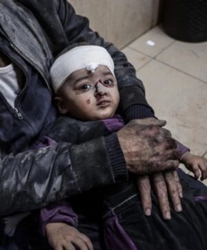 Anna Foglietta Instagram - Gaza - morti 11.833 bambini palestinesi 
Ucraina - oltre 500 bambini uccisi 
Mediterraneo - 110 bambini morti nel 2023 

I bambini ci guardano e prima o poi ci chiederanno delle spiegazioni.. io non saprò cos rispondere perché davanti l’orrore della guerra non ho strumenti, ma desidero essere all’altezza del loro sguardo non vergognandomene mai. Dobbiamo essere all’altezza della sfida che il nostro tempo ci impone. 
Buon 2024 di lotta e passione per l’umanità 
.
.
.
@everychildismychildets 
#stopwar #humanity #peace