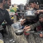 Anna Foglietta Instagram - Centinaia di tir bloccati all’ingresso di Rafah.. tir contenenti cibo, medicinali e materiale sanitario, tutto perfettamente stoccato e pronto per essere destinato ad una popolazione allo stremo…eppure tutto bloccato..tutto fermo.. Bambini, donne e uomini stanno lentamente morendo di fame, con il cibo alle porte.. qualcuno ha giustamente detto che questo è sadismo, ed io non riesco a trovare un termine più corretto. Non solo Israele sta facendo morire i civili palestinesi, ma lo sta facendo con un sadismo perverso.. io non ho davvero più giustificazioni.. prego per la liberazione degli ostaggi, ma non può esserci una contropartita così atroce..tutto questo è orrendamente disumano. . . . #ceasefirenow #stopgenocide