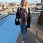 Anna Gasser Instagram - Hola Barcelona 🇪🇸 always good times with the @redbullaustria family 🫶 big thanks to everyone involved for making this years athlete summit so special #verleihtflügel