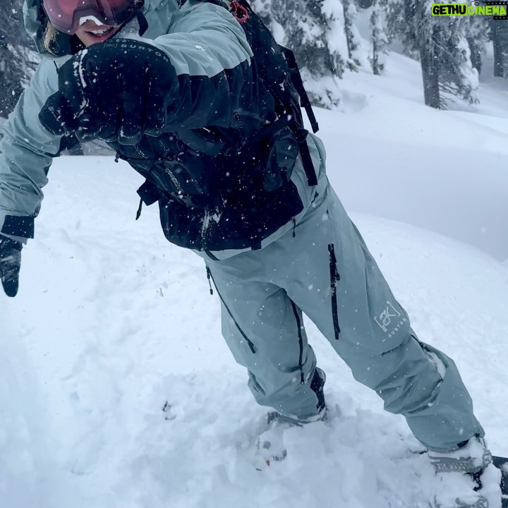 Anna Gasser Instagram - Pow smiles with the best company ❣️ Biggest thanks to @donnacarpenter , @george_burton_carpenter and @burtonsnowboards for this wonderful trip🙏 📸 by @jesselynndawson