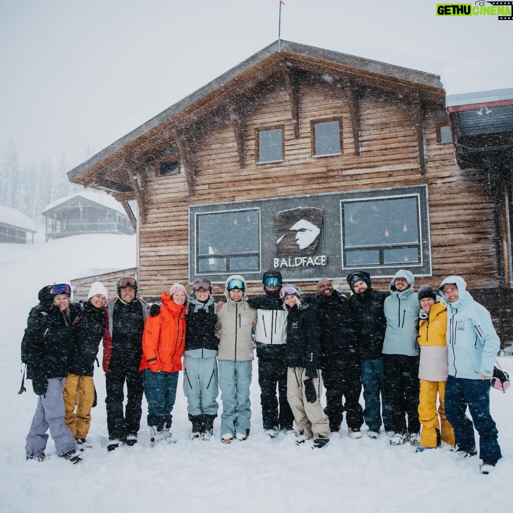 Anna Gasser Instagram - Pow smiles with the best company ❣️ Biggest thanks to @donnacarpenter , @george_burton_carpenter and @burtonsnowboards for this wonderful trip🙏 📸 by @jesselynndawson