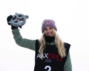 Anna Gasser Instagram - Thanks Laax 🇨🇭❤️ happy to put down a run in difficult speed conditions and happy it was enough to jump on the podium 🥉. Big congrats to the Queens @zoisynnott for the win 🥇 and @mia_brookes for her first worldcup podium 🥈
📸 1,2 @redbullsnow 
  3 @lee_ponzio