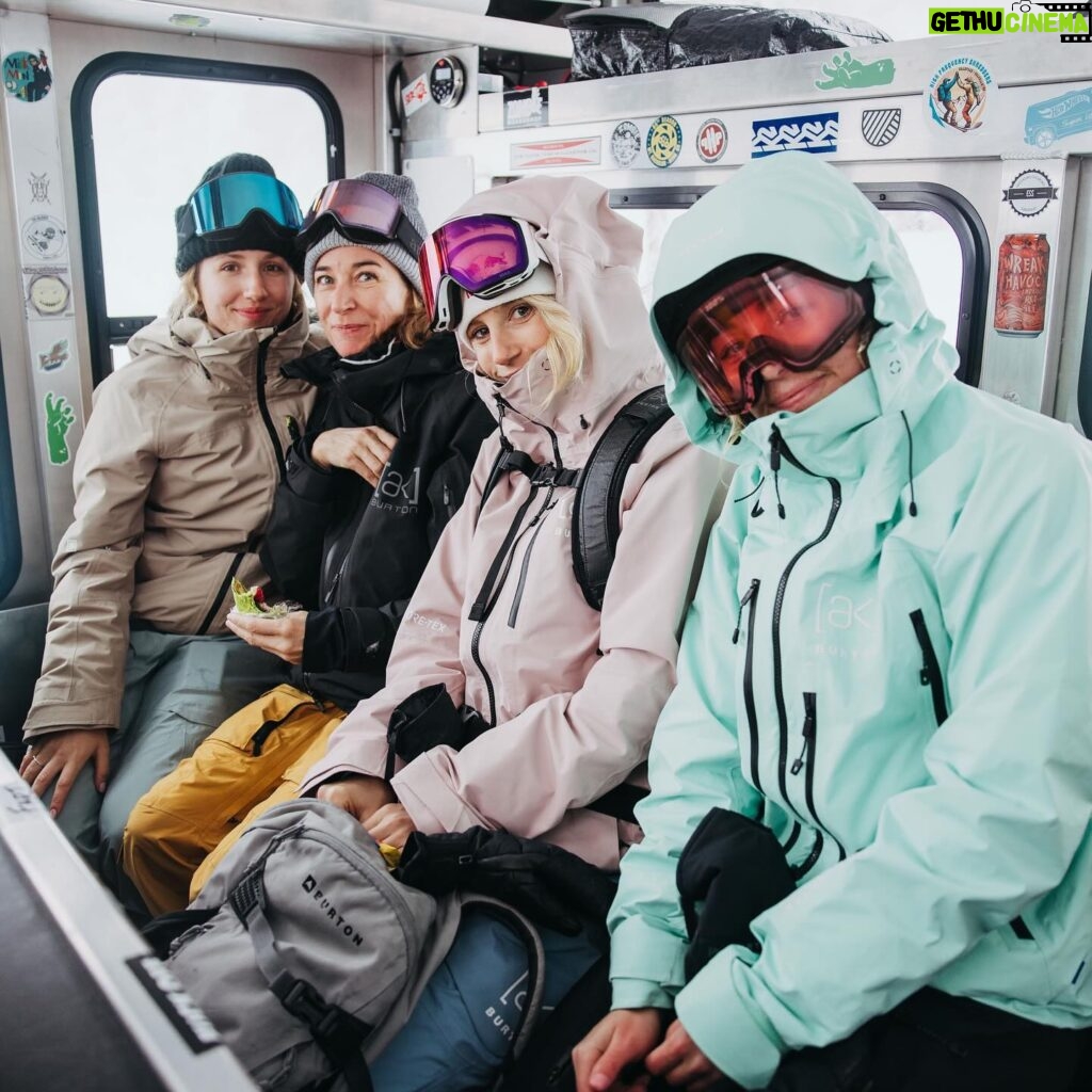 Anna Gasser Instagram - Pow smiles with the best company ❣️ Biggest thanks to @donnacarpenter , @george_burton_carpenter and @burtonsnowboards for this wonderful trip🙏 📸 by @jesselynndawson