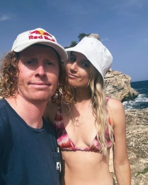 Anna Gasser Instagram - Quick pitstop at the beach ☀️😎 
📲 @clemensmillauer