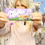 Anna Gasser Instagram - Für welche Milka Tafel hättet ihr euch entscheiden? 😉 #einebleibtstehen​ #lilaistbunt #vielfalt #sortenvielfalt #milka