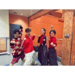 Anna Ishii Instagram - 2024年。 毎日毎日心が痛くなるようなニュースが流れてきます。 どうか、一刻も早く明るい未来が訪れますように。と願うばかりです。 今、自分にできることを精一杯努めたいと思います。 本日18:30〜「それSnowManにやらせて下さい」に出演します。 小学生の頃、親の薦めで習い始めたダンス。 いつしか習い事から仕事に変わり気づいたら10年以上も続けていました。 苦手だなぁって思ったり、楽しい！って思ったり、感動したり、ダンスを通して大切な気持ちや大切な人たちと出会いました。 でも、2020年末のE-girls解散と共に自分は皆さんの前でもう踊ることはないだろう。と思っていました。 約3年経って、このような機会を頂き 親の薦めで習い始めたダンスでここまで来ることができたこと、人生の宝物になる時間を経験できたこと、 いろんな思いを抱えながら、 マネージャーさんとたくさん話し合い挑戦することを決めました。 兎にも角にも、すっごく緊張しました。 でも、全力で挑みました。 もし良ければぜひ見てください。楽しんでください！ 赤チーム、 河合さんも加藤さんも六花ちゃんも本当に優しくて 心温まる素敵なチームでした☺︎ #それスノ