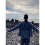 Anna Ishii Instagram - ドラマ「彼女たちの犯罪」本日最終話です。 彼女たちの集大成です。 最終話の撮影をしている時、溢れる涙も汗も鼻水も全部全部綺麗じゃなくていいから気持ちが伝わってほしい。そんな思いで撮影していました。 帰りの車や家でもずっと台本を読みながら理子を思い涙が止まらなかった。 理子が懸命に踏ん張って生きた時間を、 繭美先輩、由香里さん、翠さんが葛藤し足掻いた時を、 どうか見届けていただきたいです。 ドラマの中の彼女たちのように 理想の自分とは違う現実に下を向いている人たちも たくさんいると思います。 大切にしたいもの、 それは自分でも人でも動物でも物でも時間でも思い出でも なんでもいいから、それを強く強く握りしめて これからもみんなが少しでも前を向いて進めますように。 繭美先輩、由香里さん、翠さん、理子が どこかで笑顔で過ごしていることを願ってます。 そんな想いを込めて、 最終話、届けーーーーーーー。