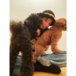 Anna Ishii Instagram - ラジオ「miziroind LIGHTBLUECAFE」 今回は、最近の趣味である編み物についてお話ししてます。 なので、この間編んだ帽子の写真☺︎ 緑の帽子と黒の帽子。 5696が大興奮でうまく写真撮らせてくれなかった😂 本日20:00〜FM大阪 明日8:00〜TOKYOFM