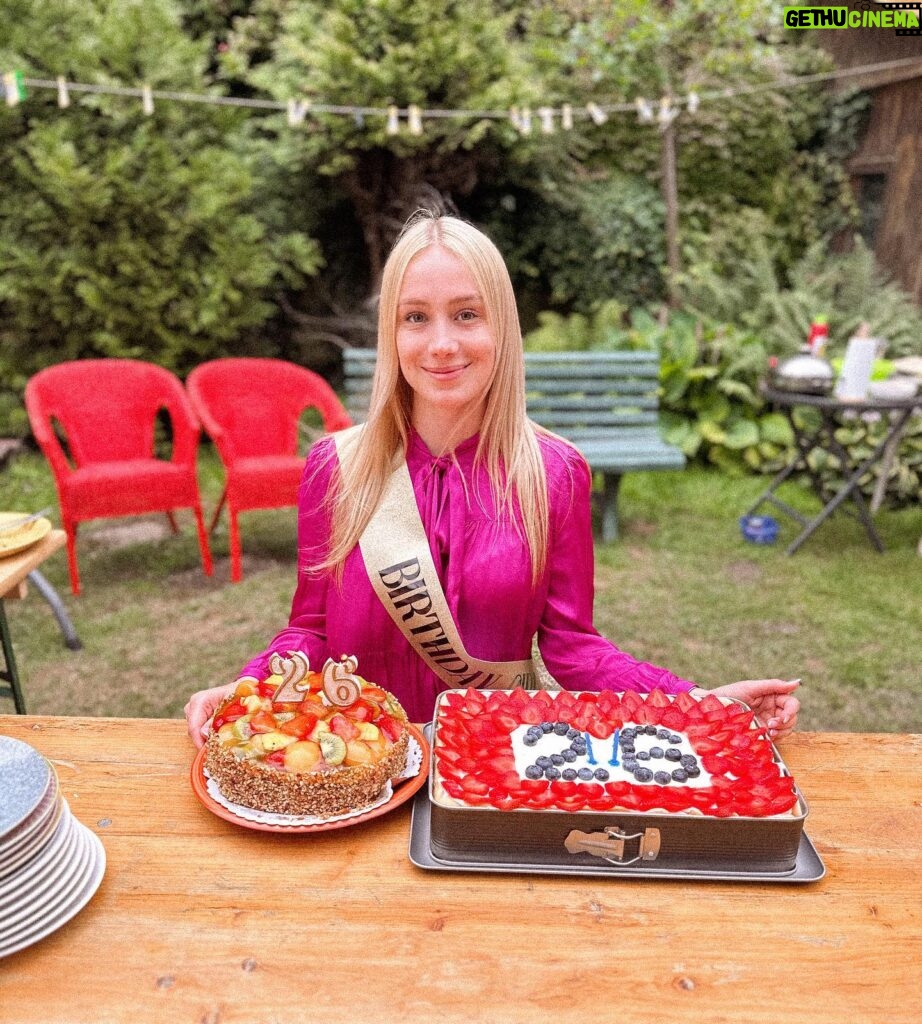 Anna Kadeřávková Instagram - Děkuju všem za krásný přání k narozeninám i svátku. Narozky jsem oslavila natřikrát, s rodinou i všema milovanýma. 🥰 Vzhůru do 26. roku mýho života! 🥳