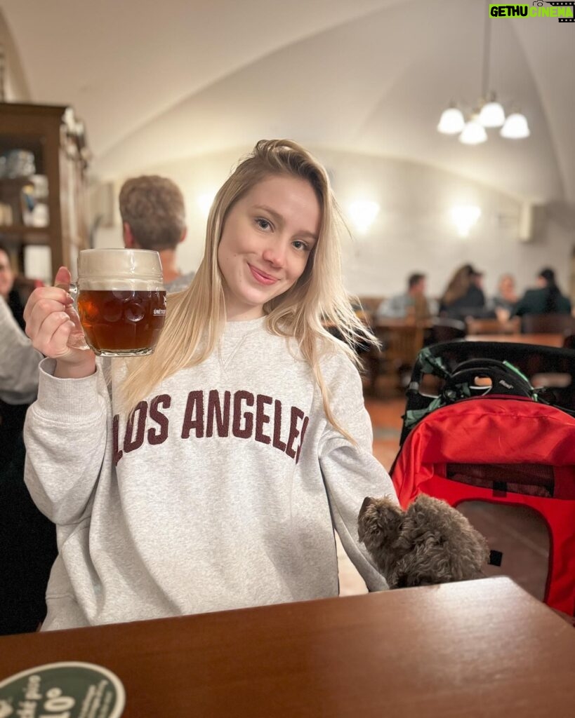 Anna Kadeřávková Instagram - pivo & pořádná procházka 🍺 Jakou jste měli sobotu vy? 😊
