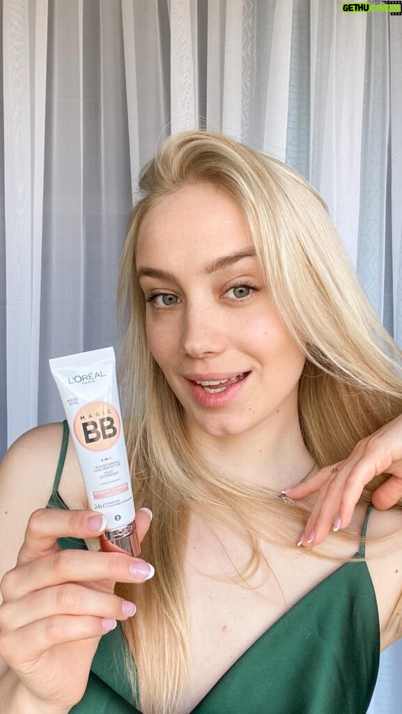 Anna Kadeřávková Instagram - @lorealparis má tuhle novinku ideální na léto. 😍 Magic BB cream hydratuje, kryje a zároveň chrání. Nemusíte se bát výběru odstínu, protože to BB cream udělá za vás - přizpůsobí se sám vašemu odstínu pleti. Za mě absolutní pecka! Na pleti je moc příjemný. 😊 Zkusili jste už? 😍 #lorealparis #vyzatostojite #magickykrasna