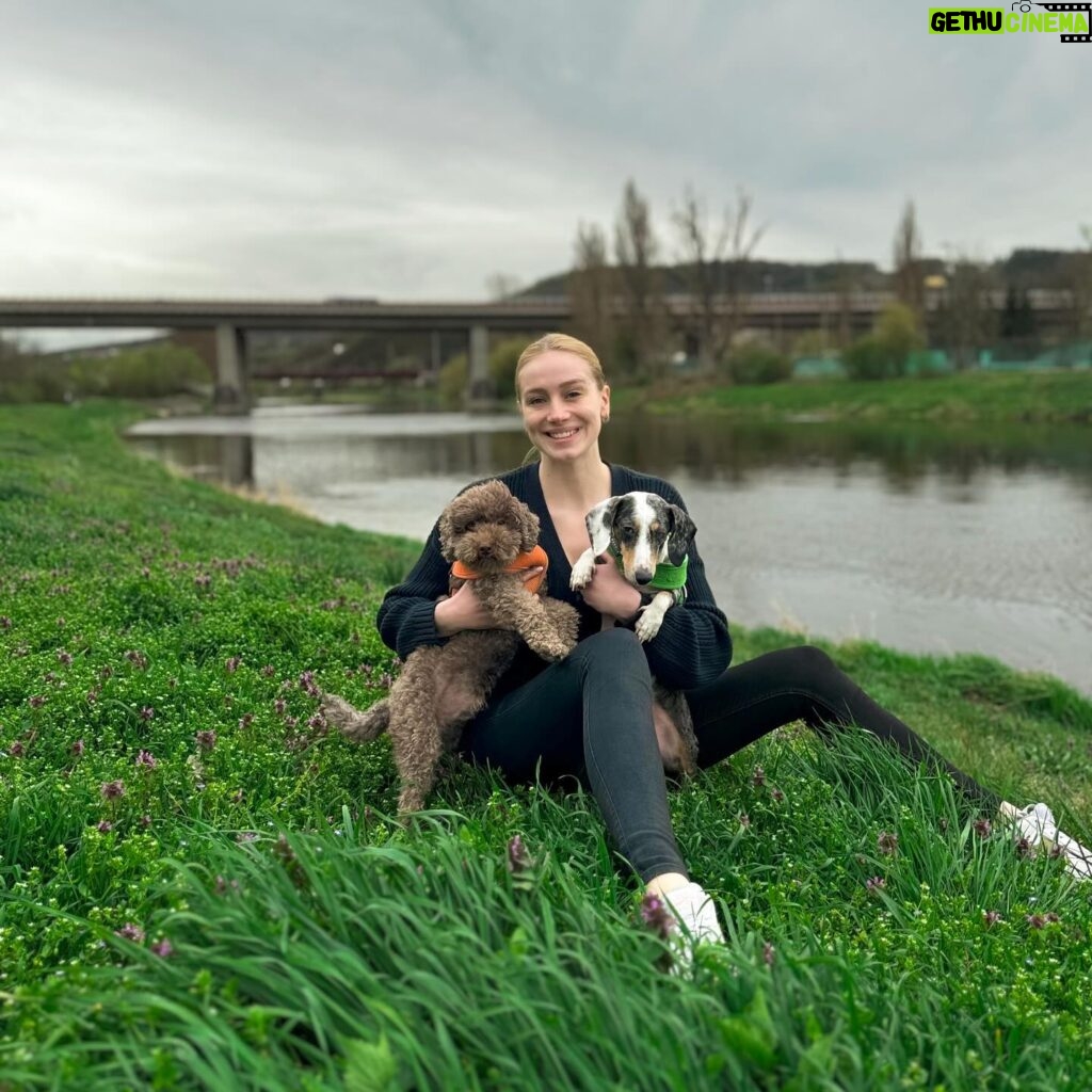 Anna Kadeřávková Instagram - Přejeme krásné Velikonoce!🐰 My si udělali krásný výlet kolem Berounky, je to tam moc hezký. Na delší procházku se psem je to ideální. 🐶🐶 Vyrazili jste si taky někam nebo jste koledovali či vítaly koledníky? 😋