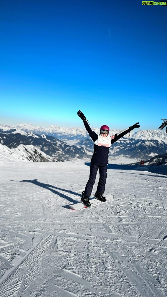 Anna Kadeřávková Instagram - Naše první letošní hory. 🏔️ Lyžovačka skvělá, za mě opravdu z celého SkiResortu nejlepší sjezdovky v Kitzsteinhorn. A na hotelu jsme si moc odpočinuli. Výlet si s námi užili i naši 🐶🐶, samozřejmě! 💖 Jezdíte na zimní dovči nebo to “přežíváte” a nemůžete se dočkat léta? 😄