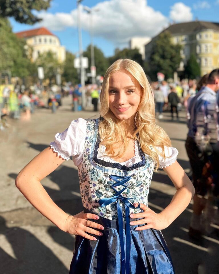 Anna Kadeřávková Instagram - Oktoberfest 2023 🍻🎢 Tak jste to ve stories správně uhádli, kde jsem! 😋 Letos jsem Oktoberfest v Mnichově navštívila úplně poprvé, moc jsem nevěděla, co čekat. A nakonec to bylo krásný! Tenhle dirndl byl láska na první pohled. 🩵 A v dalším postu vám zasdílím střípky z celýho dne na Oktoberfestu. 😍🎡 Kdo jste tu byl a taky se vám tu moc líbilo? Já příští rok pojedu určitě zas. 🥲