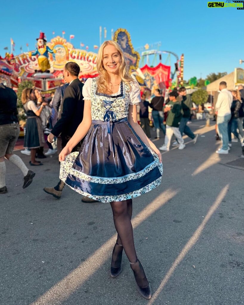 Anna Kadeřávková Instagram - Oktoberfest 2023 🍻🎢 Tak jste to ve stories správně uhádli, kde jsem! 😋 Letos jsem Oktoberfest v Mnichově navštívila úplně poprvé, moc jsem nevěděla, co čekat. A nakonec to bylo krásný! Tenhle dirndl byl láska na první pohled. 🩵 A v dalším postu vám zasdílím střípky z celýho dne na Oktoberfestu. 😍🎡 Kdo jste tu byl a taky se vám tu moc líbilo? Já příští rok pojedu určitě zas. 🥲