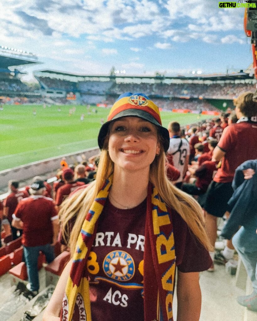 Anna Kadeřávková Instagram - Spartička 💙💛❤️ Vyhrajeme letos zase titul?! 🤩⚽️ #spartapraha #slaviapraha #fotbal #derby