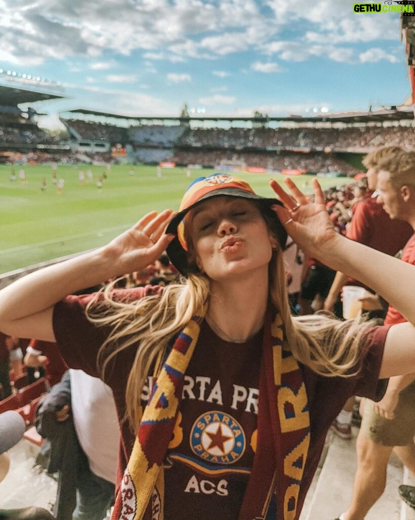 Anna Kadeřávková Instagram - Spartička 💙💛❤️ Vyhrajeme letos zase titul?! 🤩⚽️ #spartapraha #slaviapraha #fotbal #derby