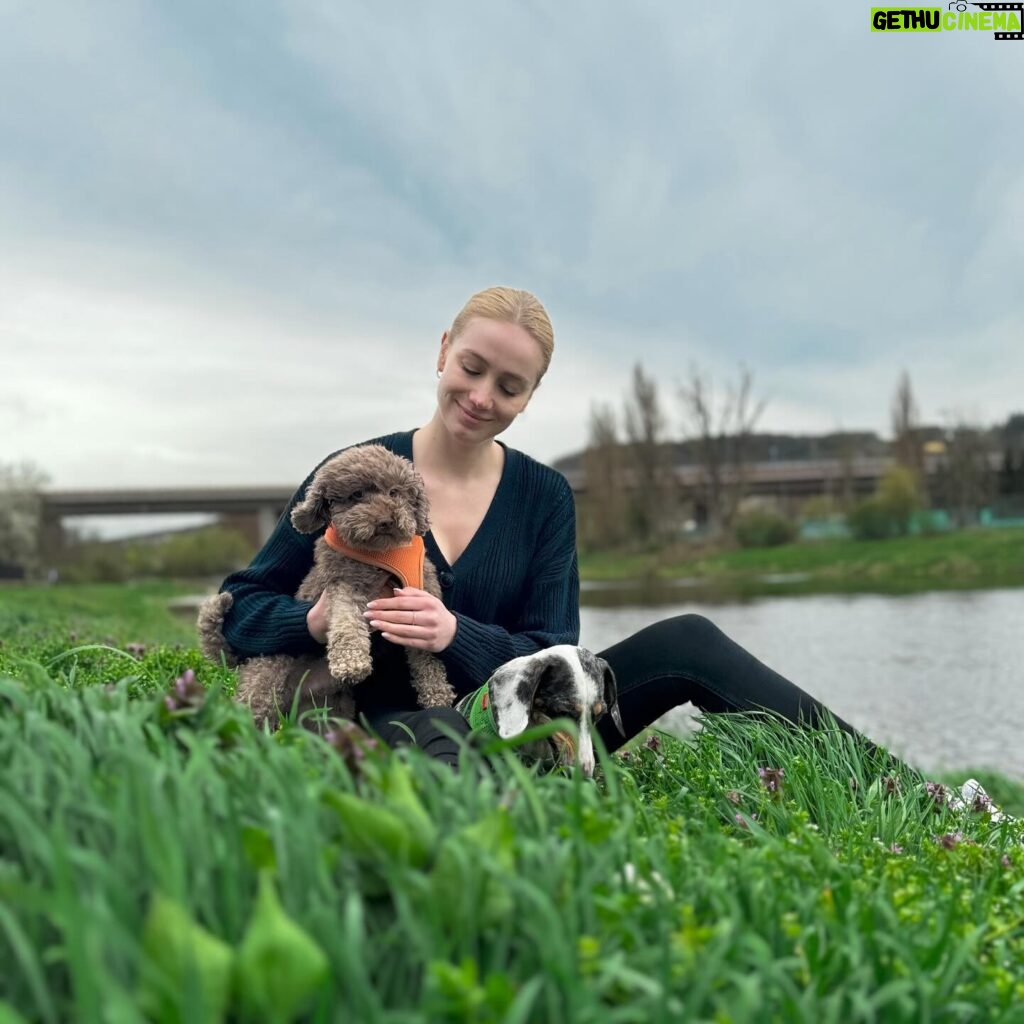 Anna Kadeřávková Instagram - Přejeme krásné Velikonoce!🐰 My si udělali krásný výlet kolem Berounky, je to tam moc hezký. Na delší procházku se psem je to ideální. 🐶🐶 Vyrazili jste si taky někam nebo jste koledovali či vítaly koledníky? 😋