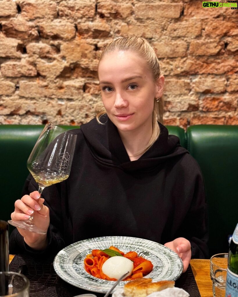 Anna Kadeřávková Instagram - Top #2 pizza&pasta v Miláně dle TripAdvisoru a za mě fakt super! 🍝😍 Jestli budete mít cestu, moje doporučení: dejte si jako předkrm focacciu a poproste si extra o olivový olej a jako hlavní jídlo těstovinky s omáčkou pomodoro a mozzarelou buffala (na fotce). 😋🍅👌🏻 📍Pasta d’Autore, Milano 🇮🇹