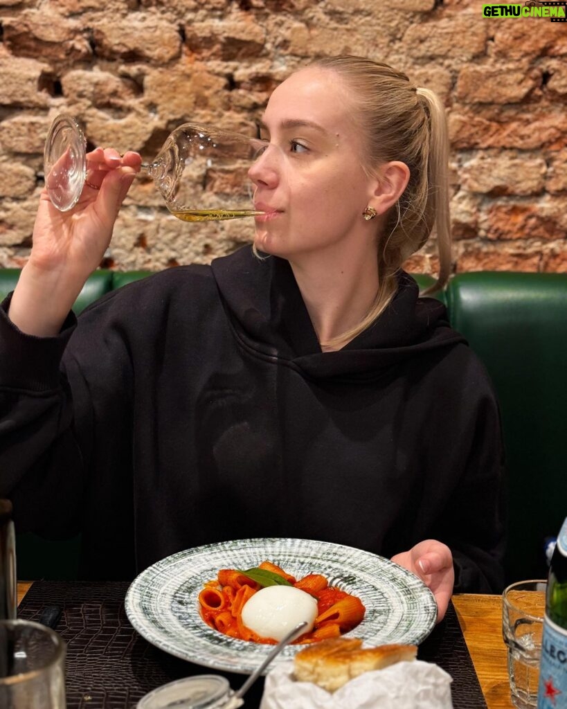 Anna Kadeřávková Instagram - Top #2 pizza&pasta v Miláně dle TripAdvisoru a za mě fakt super! 🍝😍 Jestli budete mít cestu, moje doporučení: dejte si jako předkrm focacciu a poproste si extra o olivový olej a jako hlavní jídlo těstovinky s omáčkou pomodoro a mozzarelou buffala (na fotce). 😋🍅👌🏻 📍Pasta d’Autore, Milano 🇮🇹