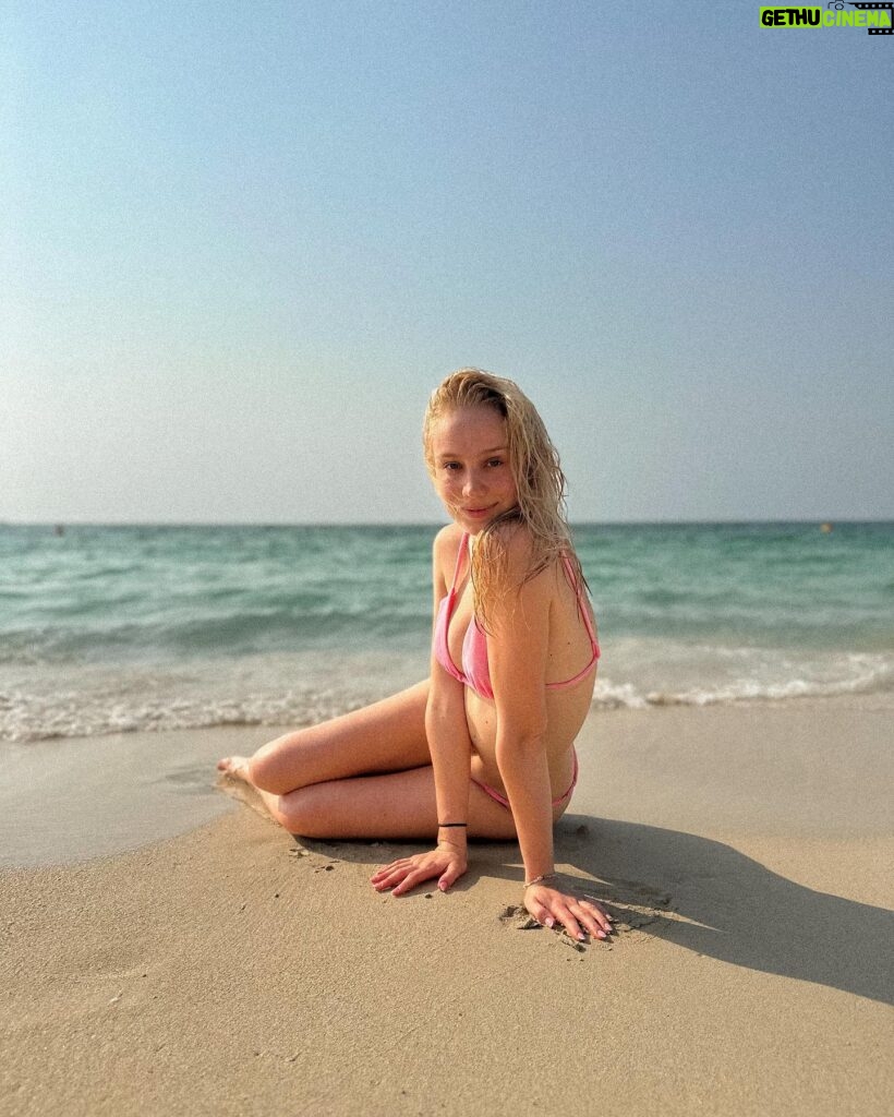 Anna Kadeřávková Instagram - endless summer 🐳