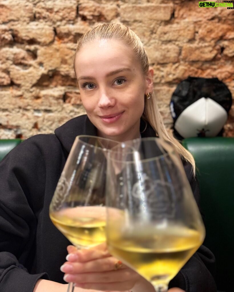 Anna Kadeřávková Instagram - Top #2 pizza&pasta v Miláně dle TripAdvisoru a za mě fakt super! 🍝😍 Jestli budete mít cestu, moje doporučení: dejte si jako předkrm focacciu a poproste si extra o olivový olej a jako hlavní jídlo těstovinky s omáčkou pomodoro a mozzarelou buffala (na fotce). 😋🍅👌🏻 📍Pasta d’Autore, Milano 🇮🇹