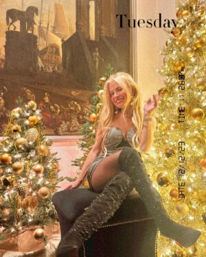 Anna Kulinova Instagram - Merry Merry Christmas Everyone!!! 
SENDING BLESSINGS & LOVE!!! 💝✨
#merrychristmas #familytime #specialtime #besttimeoftheyear #blessings #love #peace #miracles #happiness #health
