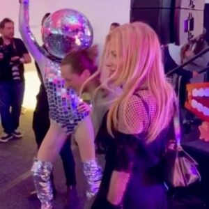 Anna Kulinova Instagram - @baldorfood event - my ala Brigitte Bardot look captured by the talented producer @greggpsullivan 🎬🤩 @fondationbrigittebardot #brigittebardot #brigittebardotstyle #dancing #baldorfood #actorslife #glamour #imsexyandiknowit 💋💃🏾😍
