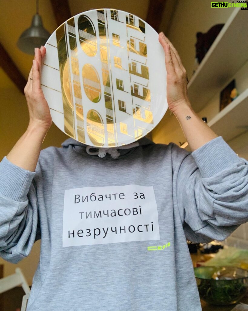 Anna Kuzina Instagram - «Киевский» мерч от @seria_number . Обожаю ❤️ Кто тут с Харьковского, узнаёте?😁
