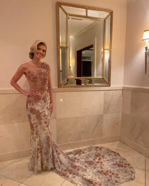 AnnaLynne McCord Instagram - Thank you @mark_zunino for allowing me to wear this beautiful piece of art! Styling: @rene_horsch | Photo Credit: #WifeyforLifey @jessicaminhas