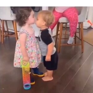 Anna Pettinelli Instagram - Baciare. Non c’è cosa più bella. Ognuno di noi ha stampato nella memoria un bacio indimenticabile, il più emozionante, caldo e umido, da film. Aprite i cassetti della memoria e provate a ricordarne la sensazione…#baci #love #kiss #bocca #videooftheday
