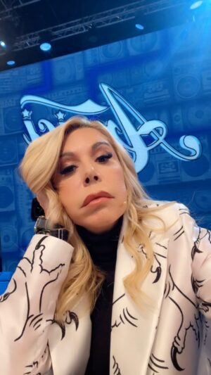 Anna Pettinelli Instagram - Oggi alle 14.00 vi aspettiamo per la puntata natalizia di Amici!! Bellissimissima #amici23 #musica#