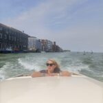 Anna Pettinelli Instagram - Tutto in un’ora. Venezia è un meraviglioso tritacarne e il meglio deve ancora arrivare. Sempre #mostradelcinemadivenezia #venezia #film #fashion #passione #newlife