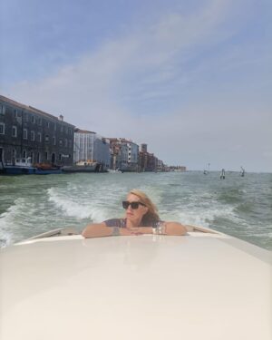 Anna Pettinelli Instagram - Tutto in un’ora. Venezia è un meraviglioso tritacarne e il meglio deve ancora arrivare. Sempre #mostradelcinemadivenezia #venezia #film #fashion #passione #newlife