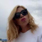 Anna Pettinelli Instagram - Chi vuole un bacio?? Non sembro incredibilmente uguale a @kim.basinger?😂😂Sono proprio una cretina😂😂😂buona domenica a tutti #doppleganger #taleequale #kiss
