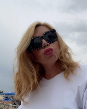 Anna Pettinelli Instagram - Chi vuole un bacio?? Non sembro incredibilmente uguale a @kim.basinger?😂😂Sono proprio una cretina😂😂😂buona domenica a tutti #doppleganger #taleequale #kiss