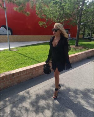 Anna Pettinelli Instagram - Tutto in un’ora. Venezia è un meraviglioso tritacarne e il meglio deve ancora arrivare. Sempre #mostradelcinemadivenezia #venezia #film #fashion #passione #newlife