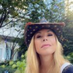 Anna Pettinelli Instagram - Vacanze finite. Sto tornando. .Vi ho portato sempre con me in queste 5 settimane e avete dimostrato che mi volete bene e mi conoscete davvero per quella che sono, in un’estate in cui si sono sparate tante cazzate e tutte, e dico tutte, ovviamente false. Da lunedì ritroverò alle 10.00 su @rds_official mio fratello @sergio_friscia per una nuova stagione insieme. Ci sono nuovi progetti, tempo al tempo. The bitch is back 😎😂😂😂#holiday #vacanze #madeinitaly #music #love #usa #picoftheday #fashion #hat #cappelli