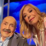 Anna Pettinelli Instagram - Maggio scorso In RAI. Ci siamo visti per l’ultima volta e siamo partiti insieme a Rds nell’88. Quante puntate del Costanzo show e di Buona domenica con te. Ti ricorderò per sempre. E ricorderò che ci volevamo bene. Cia Maurizio 🖤
