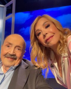 Anna Pettinelli Instagram - Maggio scorso In RAI. Ci siamo visti per l’ultima volta e siamo partiti insieme a Rds nell’88. Quante puntate del Costanzo show e di Buona domenica con te. Ti ricorderò per sempre. E ricorderò che ci volevamo bene. Cia Maurizio 🖤