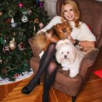 Anna Pettinelli Instagram - È Natale. C’è sempre un po’ di malinconia in questa festa. Si pensa principalmente a chi non c’è più, ai Natali passati con loro. Ecco una parte della nostra famiglia. In posa perfetta,da dive. Auguri anche da Nora Jones e Bruni. #christmas #dogs #lhasaapso #pomeranian #holidays #natale #picoftheday #