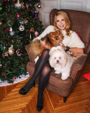 Anna Pettinelli Instagram - È Natale. C’è sempre un po’ di malinconia in questa festa. Si pensa principalmente a chi non c’è più, ai Natali passati con loro. Ecco una parte della nostra famiglia. In posa perfetta,da dive. Auguri anche da Nora Jones e Bruni. #christmas #dogs #lhasaapso #pomeranian #holidays #natale #picoftheday #
