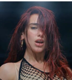 Anna Pettinelli Instagram - Si chiama “Lost in translation ” quello di cui si sono occupati i giornali USA a proposito della mia mini intervista a Dua Lipa. Quante volte usiamo il termine “biblico “in italiano quando ci riferiamo a personaggi leggendari?Succede spesso ed è quello che ho usato riferendomi a Houdini non certo perché non sapessi chi fosse. Gli americani sono talmente ignoranti da pensare che il resto del mondo sia come loro. Ringrazio dell’immotivata oceanica internazionale menzione ma in realtà le cose non sono andate proprio come scrivono loro e dovrebbero saperlo bene visto che ho mandato in anteprima le domande alla popstar e ho ricevuto e letto quintali di comunicati stampa al proposito. Tanto rumore per nulla! #dualipa #houdini #biblical #biblico#popcravenews